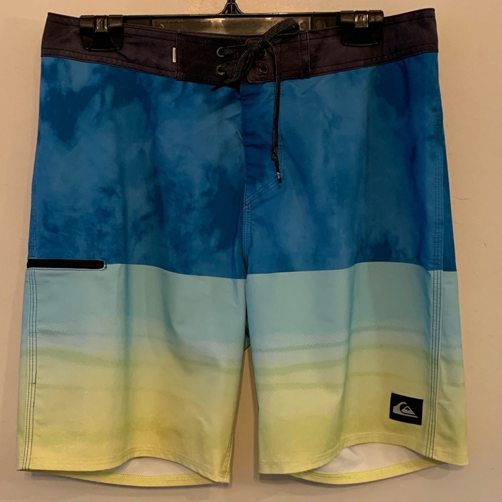 QUICKSILVER Men's Blue Gradient Swim Shorts